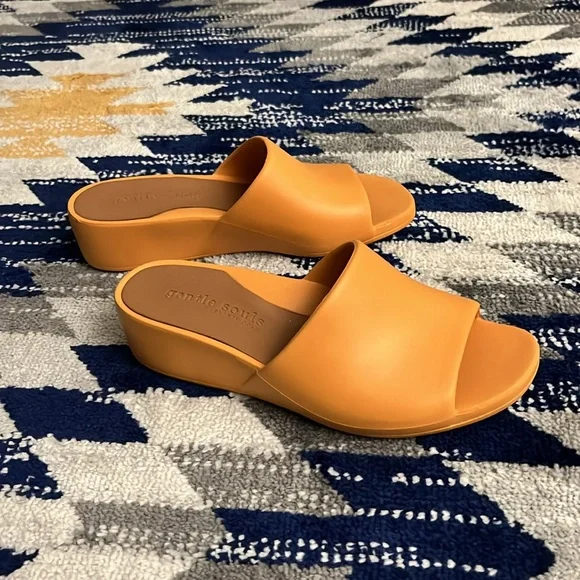 Gentle Souls by Kenneth Cole Gisele Wedge Slide Sandals - Picture 3 of 7